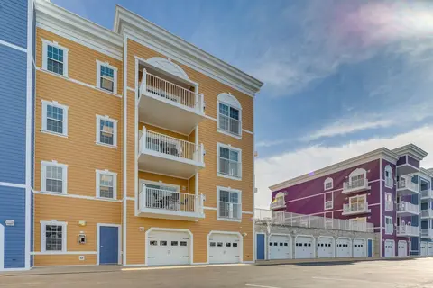 Charming New Buffalo Condo: Walk to Lake Michigan!