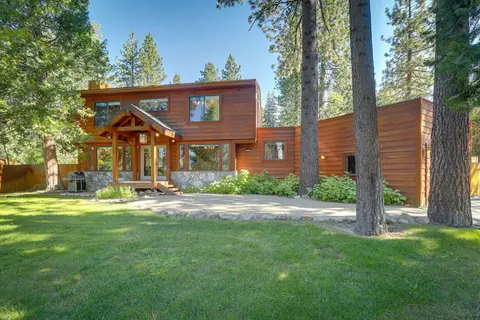 Spacious Tahoe City Retreat < 2 Mi to Lake Tahoe!