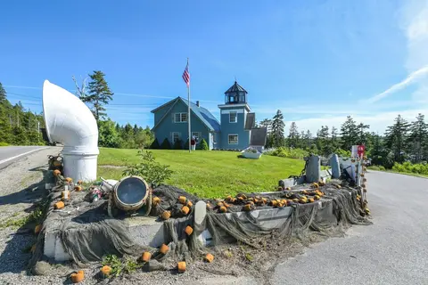 4 Mi to Acadia Trails: Coastal Maine Home w/ Deck