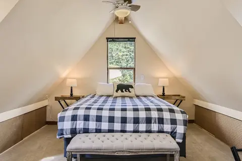 New Listing!! Modern Mountain Getaway 2 Bedroom Home by RedAwning