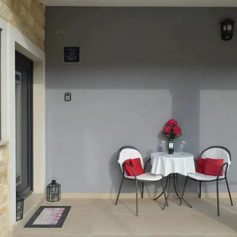 Toni - Modern - H