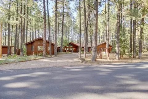 Pinetop Cabin w/ 2 Fireplaces & Hot Tub!
