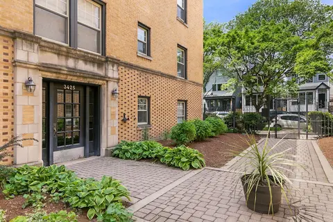 1BR Chic Apartment in Lakeview
