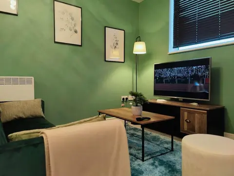Stunning 2-bed Serviced Apartment in Swindon