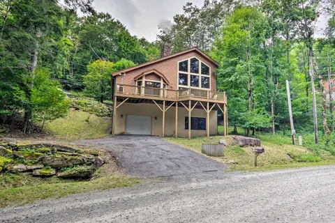 Lavish Beech Mountain Ski Cabin w/ Hot Tub!