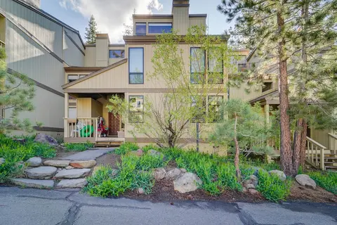 1 Mi to Lake Tahoe: Condo w/ Deck in Kings Beach!