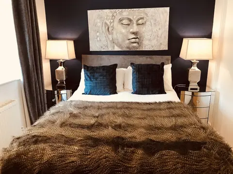 2 Bedroom Luxe Dockland Apartment with Parking