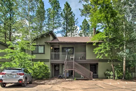Cozy Pinetop Retreat w/ Porch - Near Golfing!