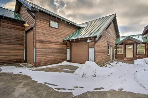Cle Elum Lake Bunkhouse w/ Shared Hot Tub & Views!