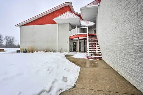 Pigeon Retreat w/ Community Pool & Hot Tub!