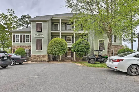 Lakefront Dadeville Condo w/ Community Boat Dock!