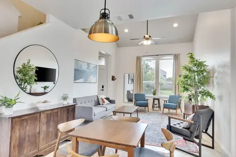 Luxury 4BR 2 5BA Home EV Charger Pool Access