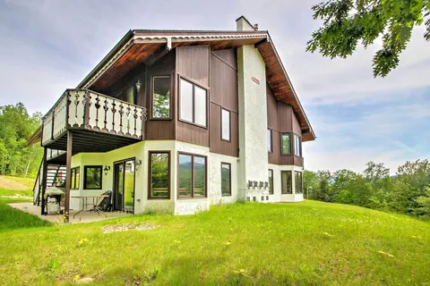 Scenic Bartlett Home w/ Deck - 1 Mi to Storyland!