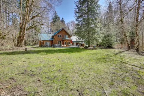 Peaceful Rhododendron Cabin w/ Fire Pit & Hot Tub!