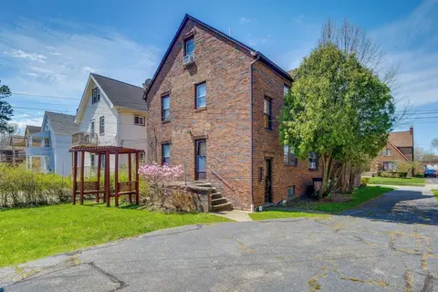 South Euclid Apt < 10 Mi to Downtown Cleveland!