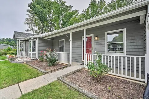 Lovely High Point Abode ~ 2 Mi to University!