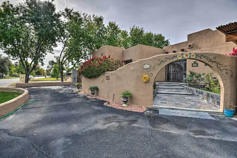 Shared Backyard & Hot Tub: Restful Mesa Retreat!