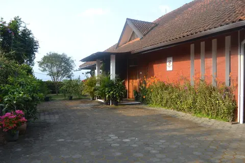 Vila Bunga Merah Gelatik