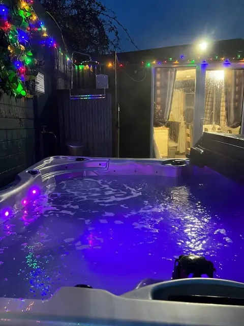 Bridie Rose - hot tub Extra Charge Exotic Animals