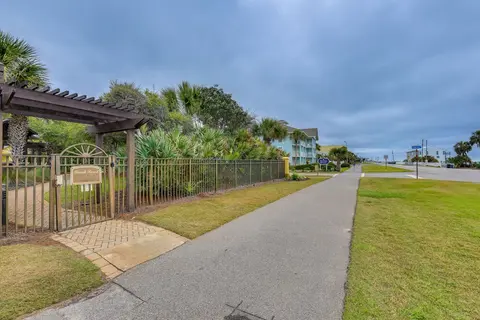 Cozy Miramar Beach Condo w/ Pools & Beach Access!