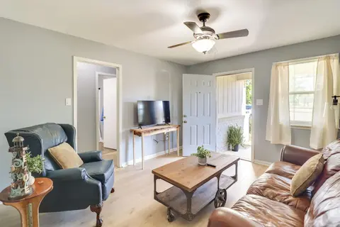 Walk to Eats & Entertainment: Home in Brookhaven