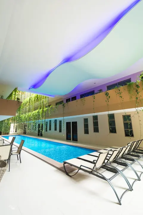 Palmarena Rooms and Residences - Long Stay Comfort with Parking, Sauna, Gym and Pool (Steps from 5th Avenue)