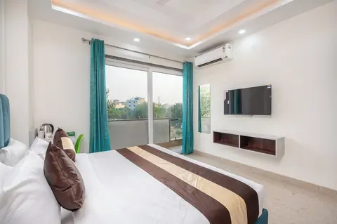 Saavi Hotel Sector- 45