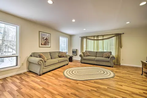 Quiet Tobyhanna Home With Hot Tub and Deck!