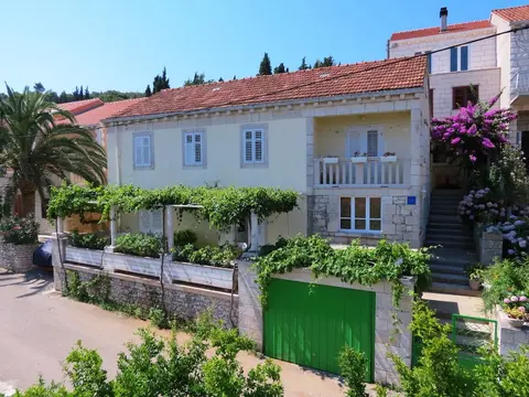 Immaculate 4-bed House in Lumbarda