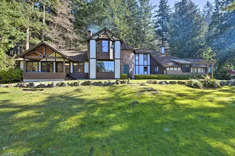 Camano Island Family House w/ Hot Tub & Deck!