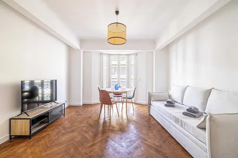 Elegance and Refinement With A/C - Cannes