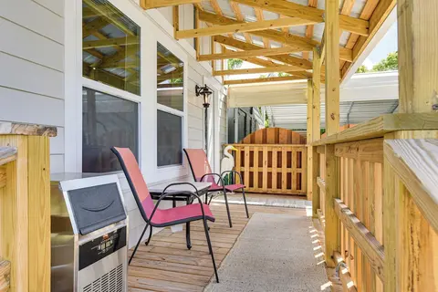 13 Mi to St Andrews State Park: Cabin w/ Patio!