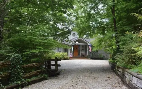 Bear's Mountaintop Views 3 Bedroom Chalet by RedAwning