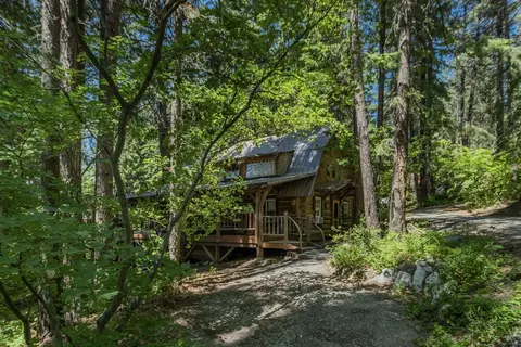Guten Cabin 3 Bedroom Home by NW Comfy Cabins by RedAwning