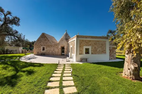 2220 Trulli Biancapetra by Perle di Puglia