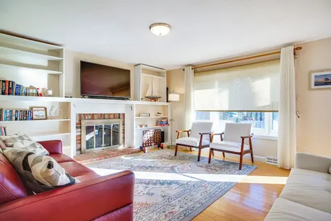 Ping-pong & Backyard: Spacious Chatham Retreat