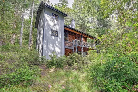 Harstine Island Home w/ Hot Tub & Beach Access!