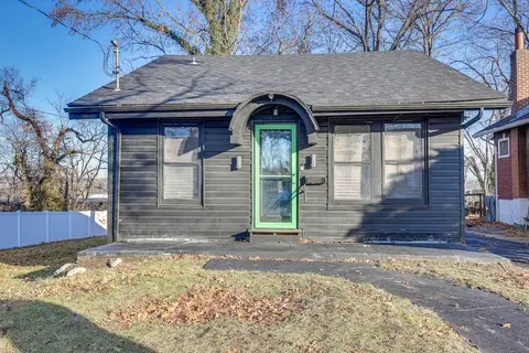 St Louis Home w/ Mini Pool Table & Arcade Game!