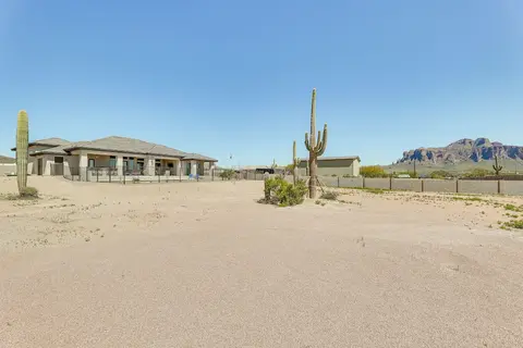 Luxurious Desert Oasis: Fireplace & Private Pool!