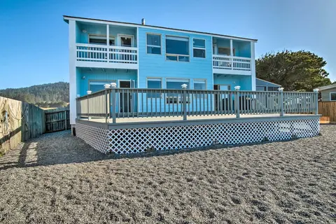 Gold Beach Home w/ Hot Tub, 1/4 Mi to Beach!