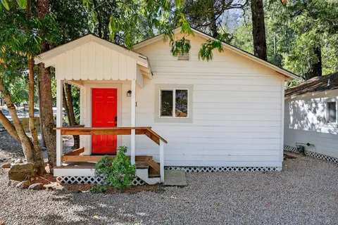 Rouge Cobb Mountain Hotel - Cabin 1