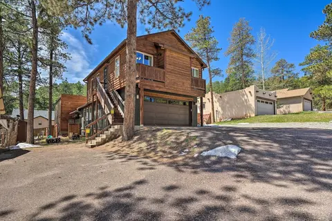 Woodland Park Apartment: Forest Views + Deck!