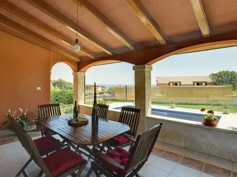 Villa in Peroj With Private Pool & Near Beach