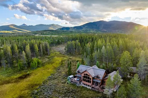 Stagecoach Cabin 5 Bedroom Home by RedAwning