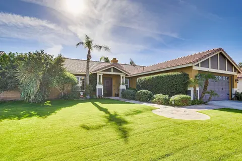 Hot Tub, Bar & Outdoor Kitchen: Chic Indio Retreat