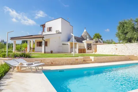 TD Trulli Saveni Trulli With Pool Near the Centre