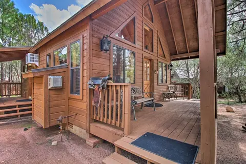Southwestern Heber Cabin w/ Deck & Hot Tub!