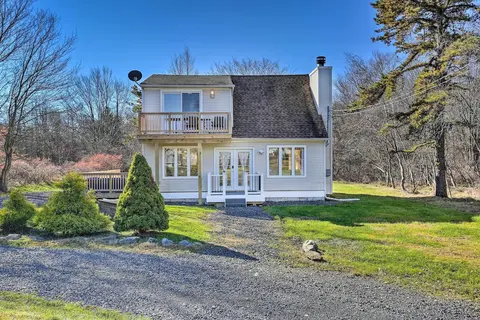 Cozy House: Surrounded by Community Lakes!