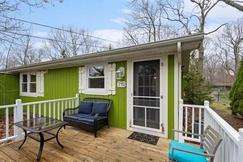 "cozy Cottages" Green Cottage Hot Tub-town!