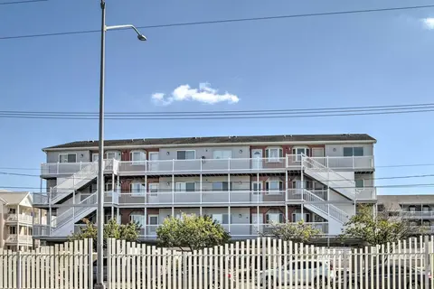 Steps to Shore: Gem w/ Pool in Ocean City
